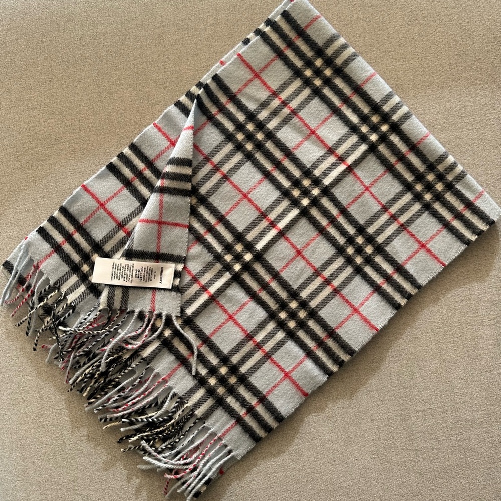Burberry Vintage Check
Cashmere Scarf